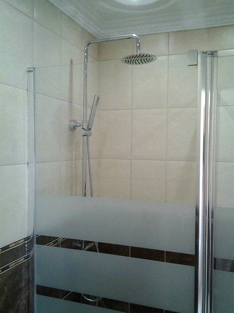BADEZIMMER-RENOVIERUNG. DUSCHE MIT ABFLUSS IN WAND BADEZIMMER-RENOVIERUNG. DUSCHE MIT ABFLUSS IN WAND